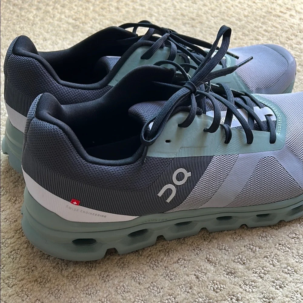 Cloud runner Like New On Running Sneakers in Gray and Black - Picture 6 of 8